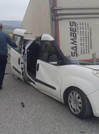 TIRın dorsesi, radar aracının üzerine devrildi; jandarma personeli yaralandı