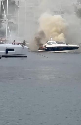 Bodrumda marinada bağlı motoryat yandı; o anlar kamerada