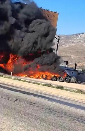 Oto lastikçide çıkan yangın nedeniyle kara yolunda ulaşım aksadı