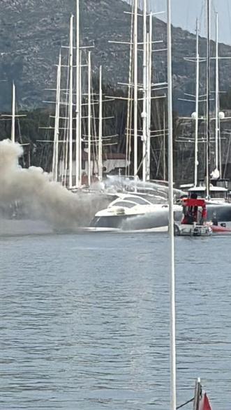 Bodrumda marinada bağlı motoryat yandı; o anlar kamerada