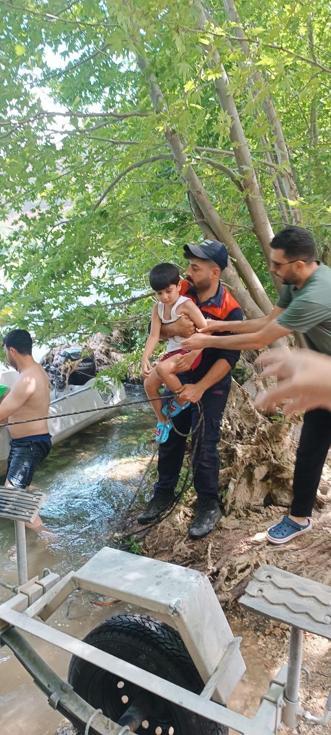 Diyarbakır’da, piknik yaparken suyun yükselmesiyle adacıkta mahsur kalan 10 kişi kurtarıldı