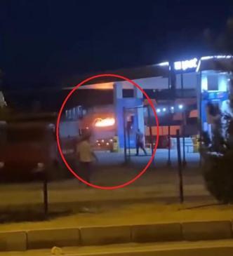 Alev alan kamyonet, girdiği akaryakıt istasyonunda söndürüldü