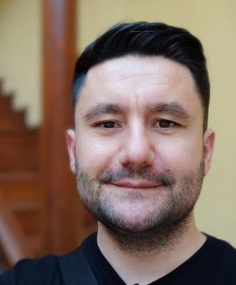 Dekan yardımcısı, kendisini vuran öğrenciyi sakinleştirmek için odasına çağırmış