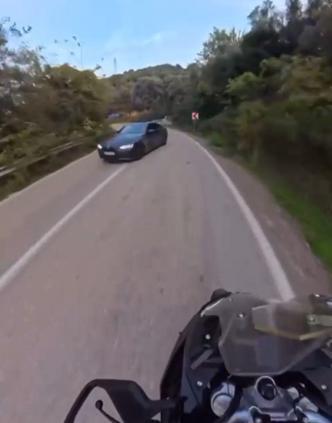 Otomobil sürücüsü virajda drift attı, motosikletli kazayı kıl payı atlattı