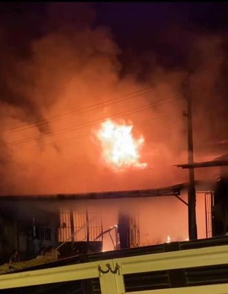 Sanayi sitesindeki yangında 8 iş yeri ve 3 araç kullanılamaz hale geldi