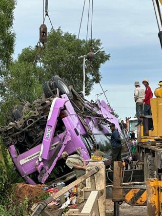 Kamboçyada otobüs kazası: 13 ölü, 24 yaralı