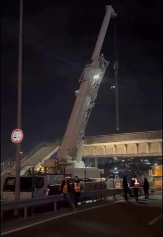 Avcılarda iş makinesi taşıyan TIRın çarptığı üst geçit kaldırıldı