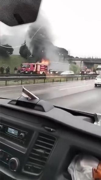 Tuzla TEM Otoyolu’nda TIR kupası alev alev yandı
