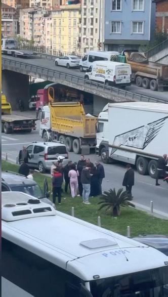 Kağıthane’de kazada yaralanan kadın sinir krizi geçirdi; kucağındaki bebekle kamyonet sürücüsüne bağırdı