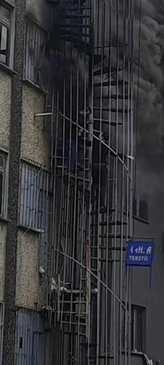 Sultangazide ayakkabı imalathanesinde çıkan yangın söndürüldü