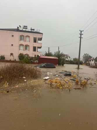Muğlada sağanak; oteli su bastı, deniz kahverengine döndü