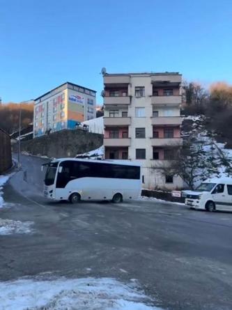 Trabzonda buz pistine dönen yolda sürücülerin zor anları kamerada