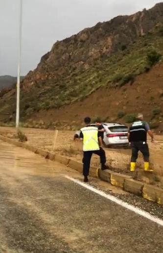 Erzurum’da sağanak sonrası oluşan heyelanda karayolu ulaşıma kapandı