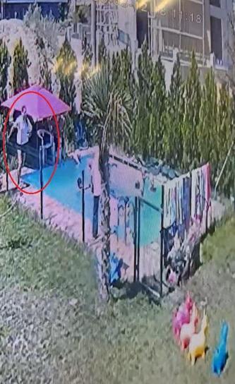 Epilepsi hastası Berra, havuzda boğulma tehlikesi geçirirken yaşanan panik kamerada