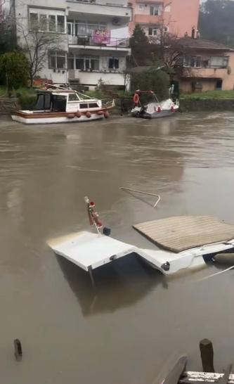 Beykozda yağış etkili oldu; sürücüler ilerlemekte güçlük çekti, tekneler sürüklendi