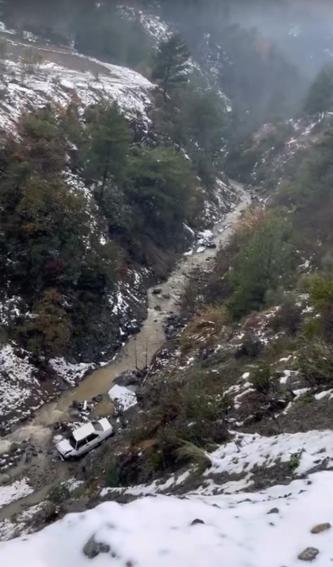 Dereye uçan otomobilden son anda atlayarak kurtuldu