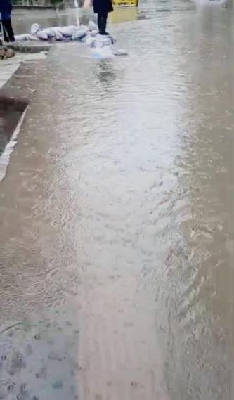 Mardinde sağanak nedeniyle cadde ve sokaklar göle döndü