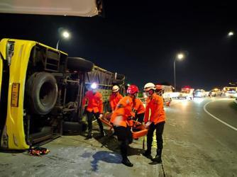 Endonezyada yolcu otobüsü devrildi: 16 ölü
