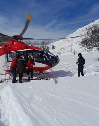 Yolu kardan kapanan köydeki hasta, ambulans helikopterle hastaneye kaldırıldı