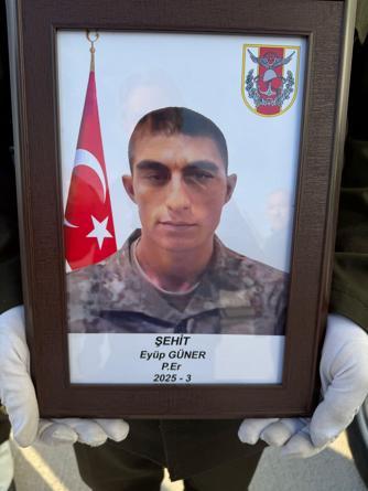 Eğitim sırasında şehit olan askerin cenazesi, törenle memleketine uğurlandı