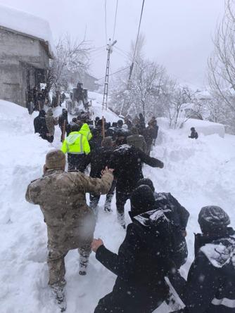 Çatak’ta çığ düşen evde yaralanan kadın öldü; 20 ev tahliye edildi