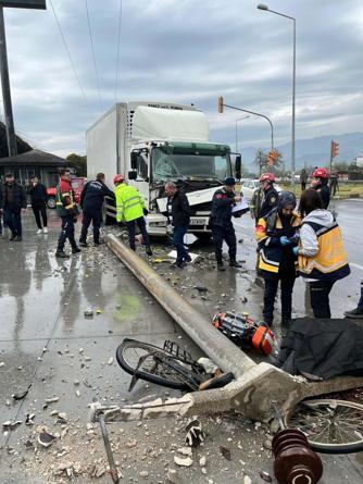 Çarpıp devirdiği direkle bisiklet sürücüsünün ölümüne neden olan kamyon şoförü tutuklandı