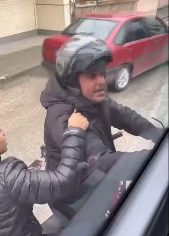 Yol verme tartışmasında minibüsün camını kıran şüpheli: Kaskıma vurunca sinirlendim