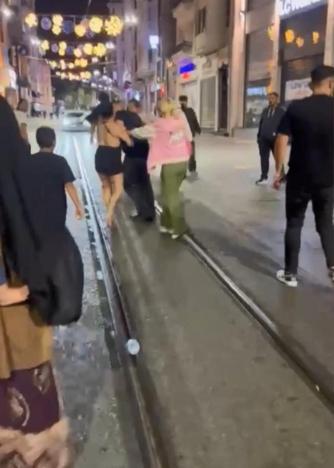 Taksimde kemerli tekmeli yumruklu kavgalar kamerada