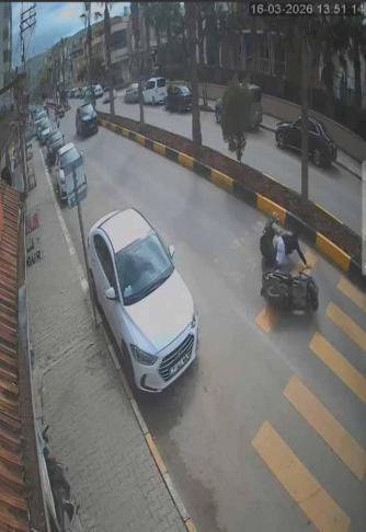Devrilen motosikletteki 2 kişi yaralandı; kaza kamerada