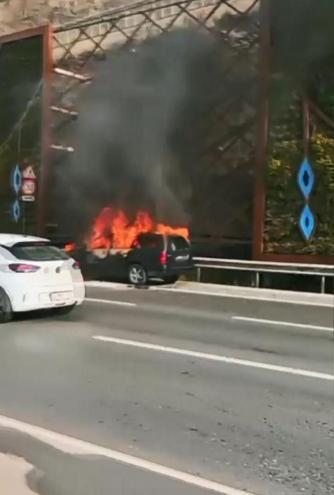 Maltepede seyir halindeki otomobil alev alev yandı