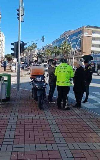 Kazada motosiklet sürücüsü minibüsün altında kalmaktan son anda kurtuldu