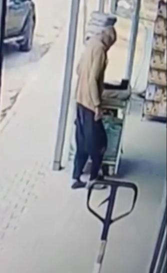 Çamurlu ayakkabısını çıkarıp, çorapla markette alışveriş yaptı