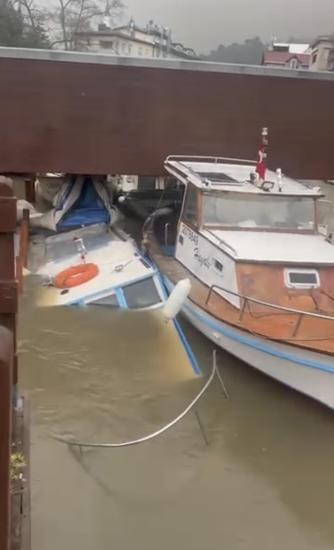 Beykozda yağış etkili oldu; sürücüler ilerlemekte güçlük çekti, tekneler sürüklendi