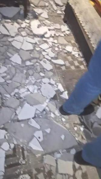 Evde otururken tavandan kopan moloz yığını altında kalan kadın yaralandı