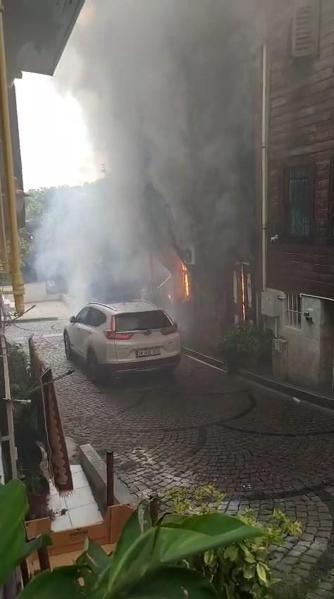 Beşiktaşta 3 katlı ahşap binada çıkan yangın 4 binaya sıçradı, 1 bina çöktü