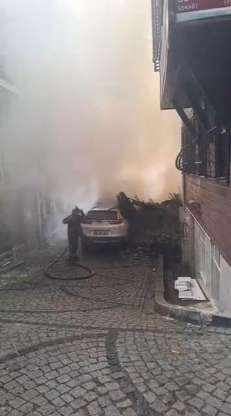 Beşiktaşta 3 katlı ahşap binada çıkan yangın 4 binaya sıçradı, 1 bina çöktü