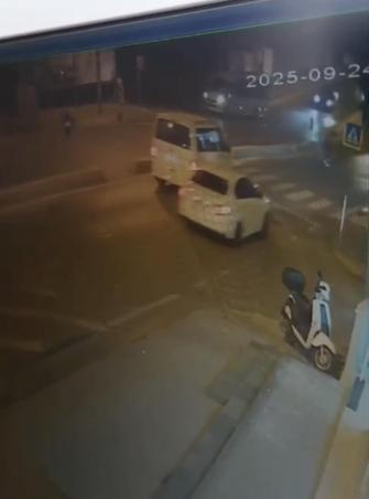 Sultanbeylide yolun karşısına geçmeye çalışan yayaya çarpıp kaçtı