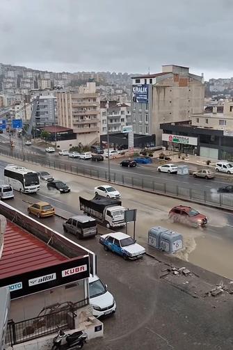 Aydında sağanak nedeniyle bazı yollar suyla doldu