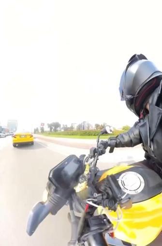 Etrafına bakınırken motosikletiyle önünde duran taksiye çarptı