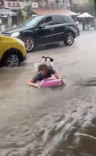 Şişme yataklarla sel sularında yüzdüler