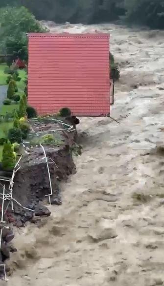 Rizede etkili olan yağış, sel ve heyelana neden oldu