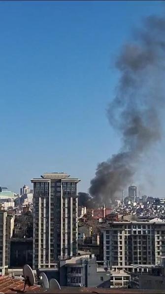 Beyoğlu’nda gecekondu alev alev yandı: baba ve 2 çocuğu mahalleli kurtardı