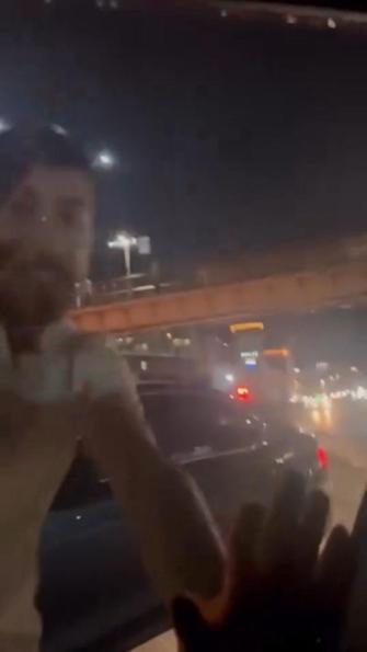 Beyoğlunda trafikte tartıştığı sürücünün otomobiline tekme ve yumrukla saldırdı