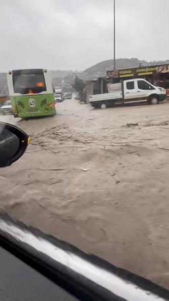 Hatayda şiddetli yağış; yollar göle döndü, evleri su bastı
