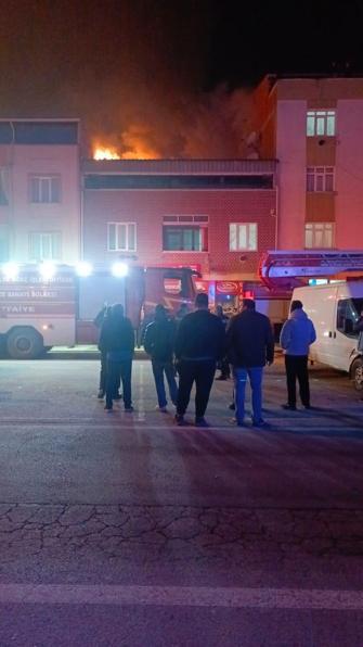 Bursada iki katlı evin çatısı alev alev yandı