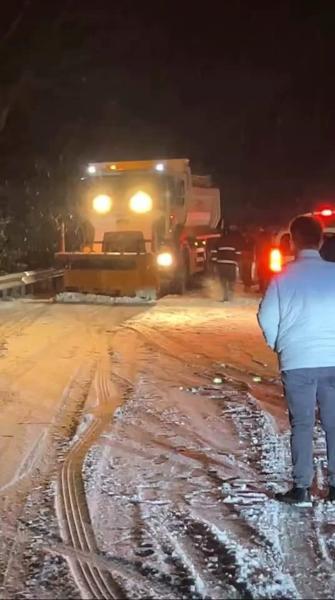 Bursa’da Oylat Kaplıcaları yolu kar nedeniyle kapandı: 20 araç mahsur kaldı