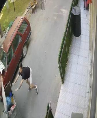 Yokuş aşağı hareket eden çöp konteynerini durdurdu; o anlar kamerada