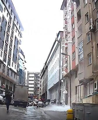 Ağrı’da çatıdan akan kar kütlesinin altında kalıp, yaralandı