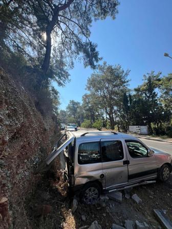 Muğlada tur otobüsü park halindeki araçlara çarptı: 3 ölü 31 yaralı