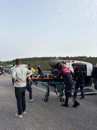 Kuşadasında otomobil ile minibüs çarpıştı: 12 yaralı